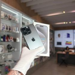 Смартфон Apple iPhone 15 Pro 128Гб "черный титан" б/у