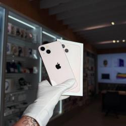 Смартфон Apple iPhone 13 256Гб розовый б/у