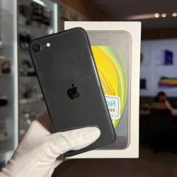 Смартфон Apple iPhone SE 2020 64Гб черный б/у