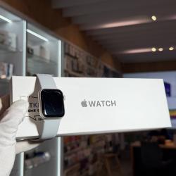 Apple Watch SE 2022, 40 мм, корпус из алюминия цвета &laquo;сияющая звезда&raquo; б/у