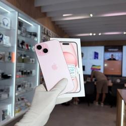 Смартфон Apple iPhone 15 256Гб розовый б/у