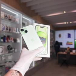 Смартфон Apple iPhone 15 128Гб зеленый б/у